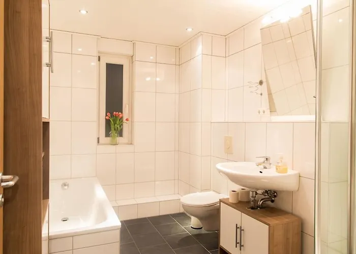 3 Bedroom House With 2 Bathrooms In - Haus Mit 3 Schlafzimmer 2 Badezimmer In Düsseldorf
