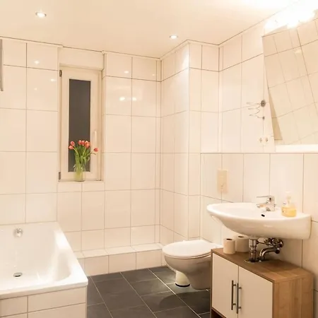 3 Bedroom House With 2 Bathrooms In - Haus Mit 3 Schlafzimmer 2 Badezimmer In Dusseldorf