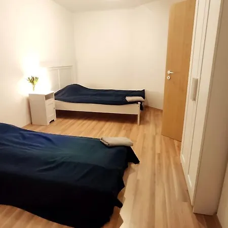 3 Bedroom House With 2 Bathrooms In - Haus Mit 3 Schlafzimmer 2 Badezimmer In Dusseldorf